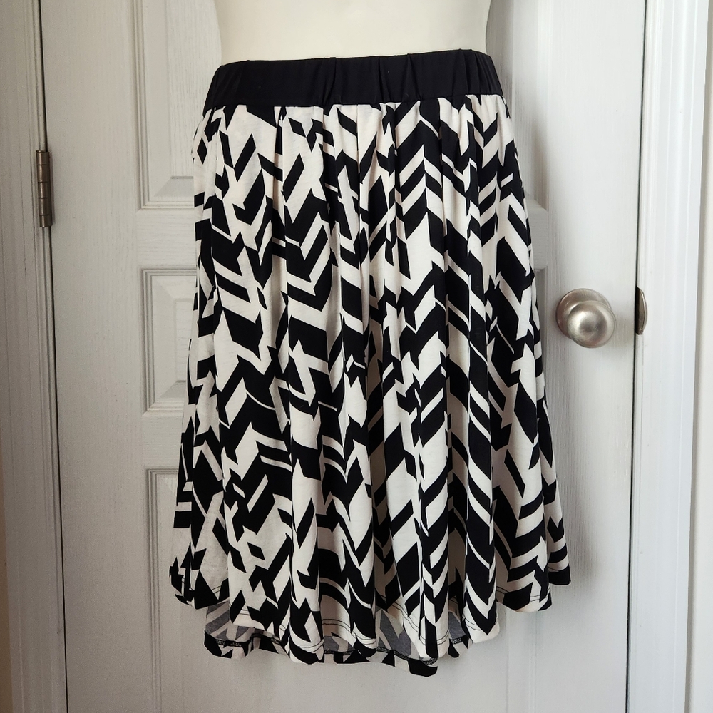 EUC LuLaRoe Chevron Madison Skirt